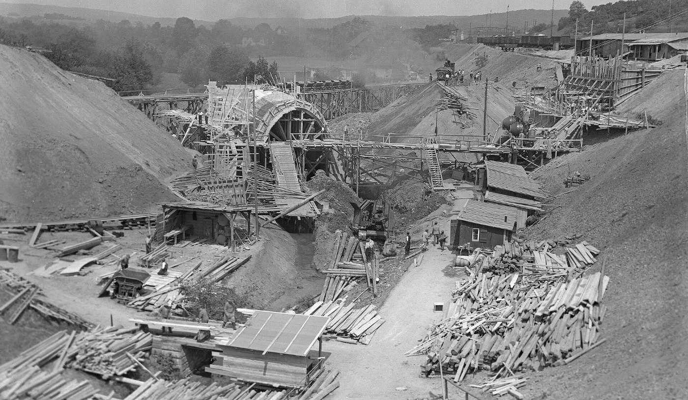 Mühlacker Umgehungskurve Bau Schalgerüst Feldbahn Betonmischer LABW Staa