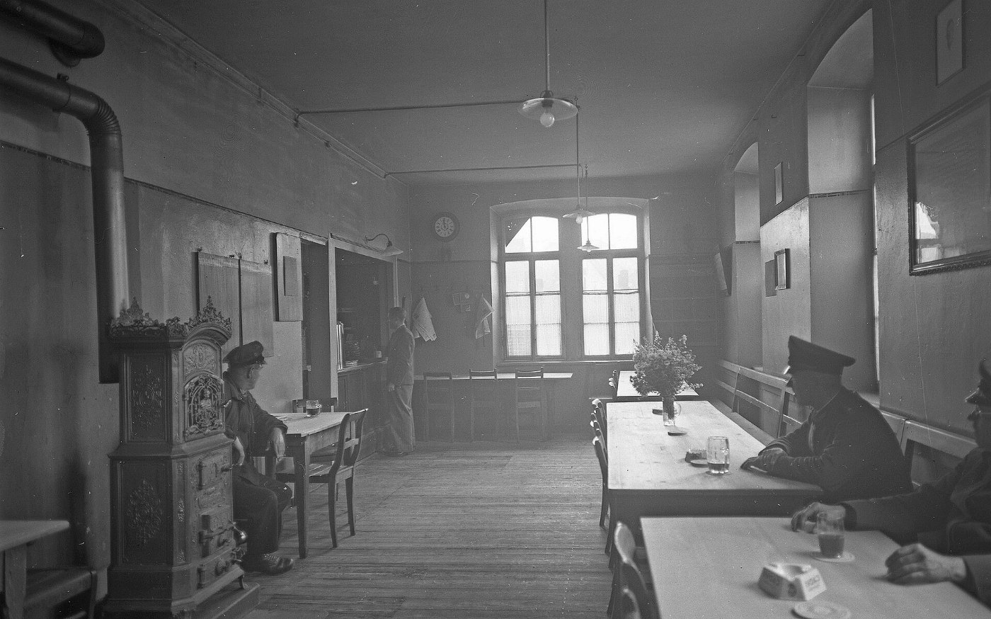 Mühlacker Bahnhofsgaststätte Schankraum Gäste LABW Staatsarchiv Ludwigsb