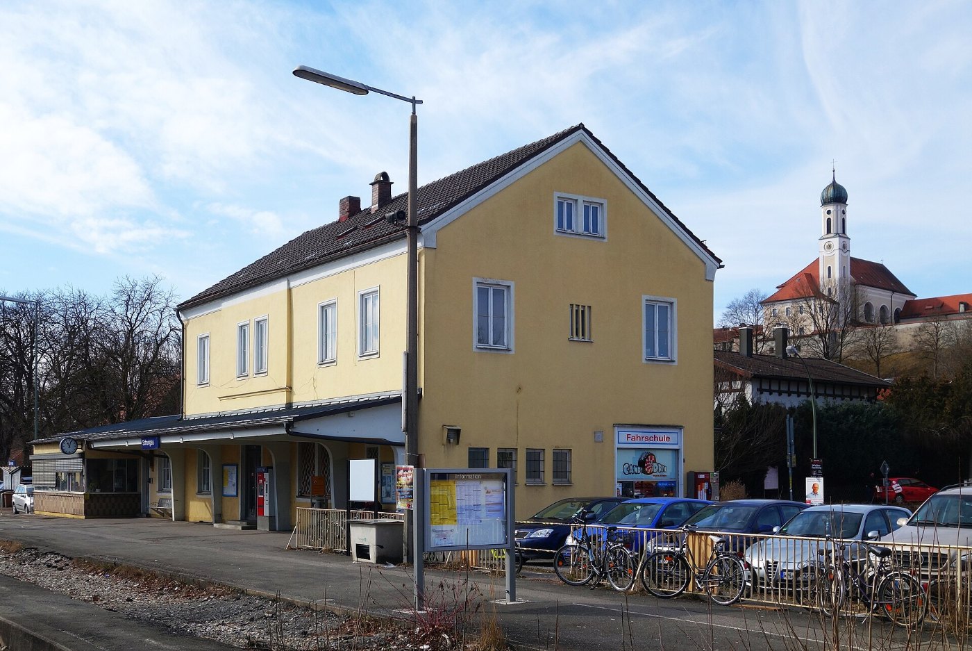 Schongau Bahnhofsgebäude, im Hintergrund Stadtmauer und Heilig Geist Kir