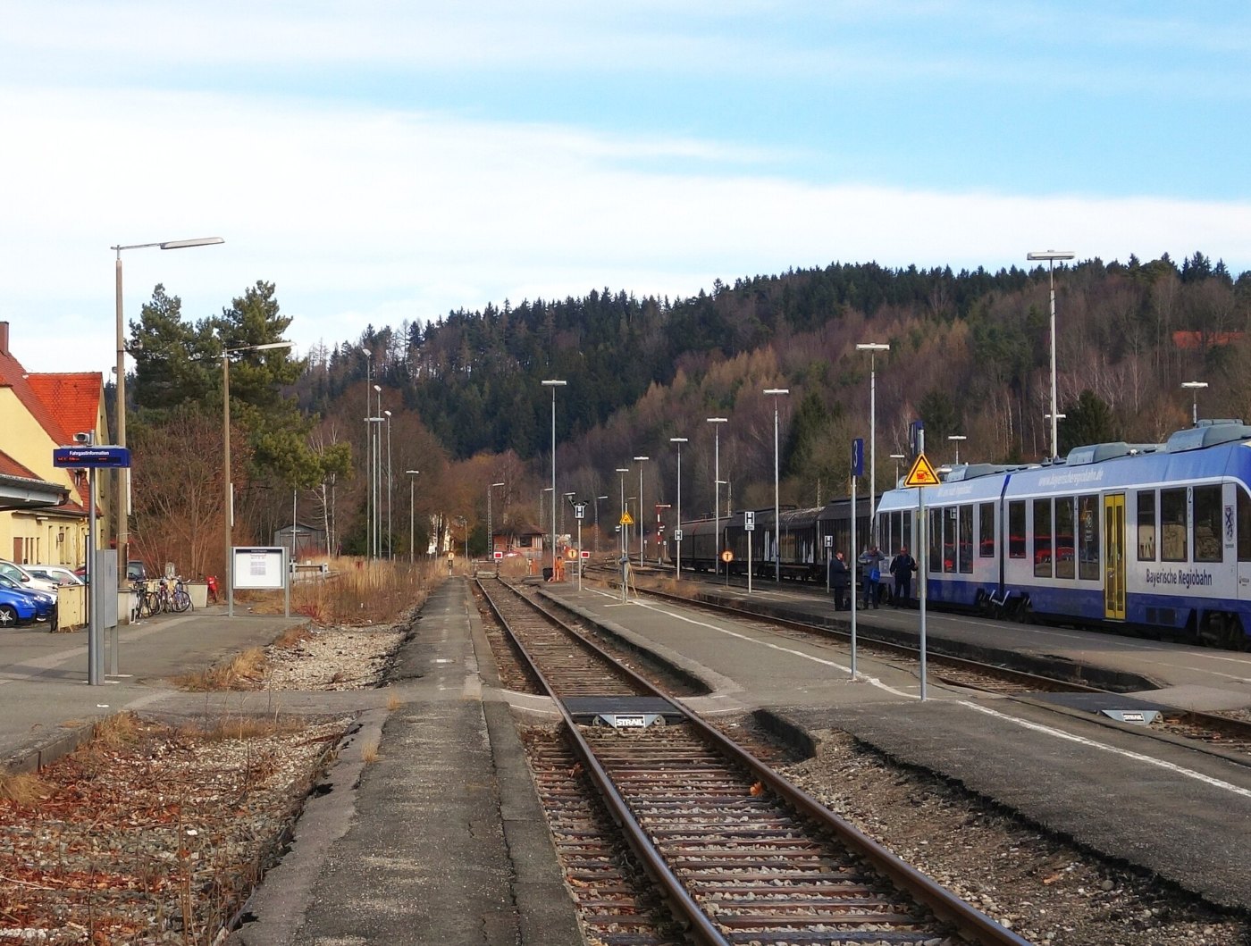Bahnhof Schongau Gleise 1 (aufgelassen), 2, 3 und 4 (mit Triebzug)