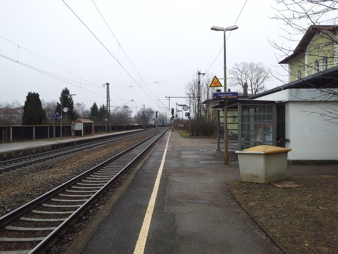 Regensburg Prüfeninger Bahnhof auf Bahnsteig zu Gleis 1 Richtung Regensb