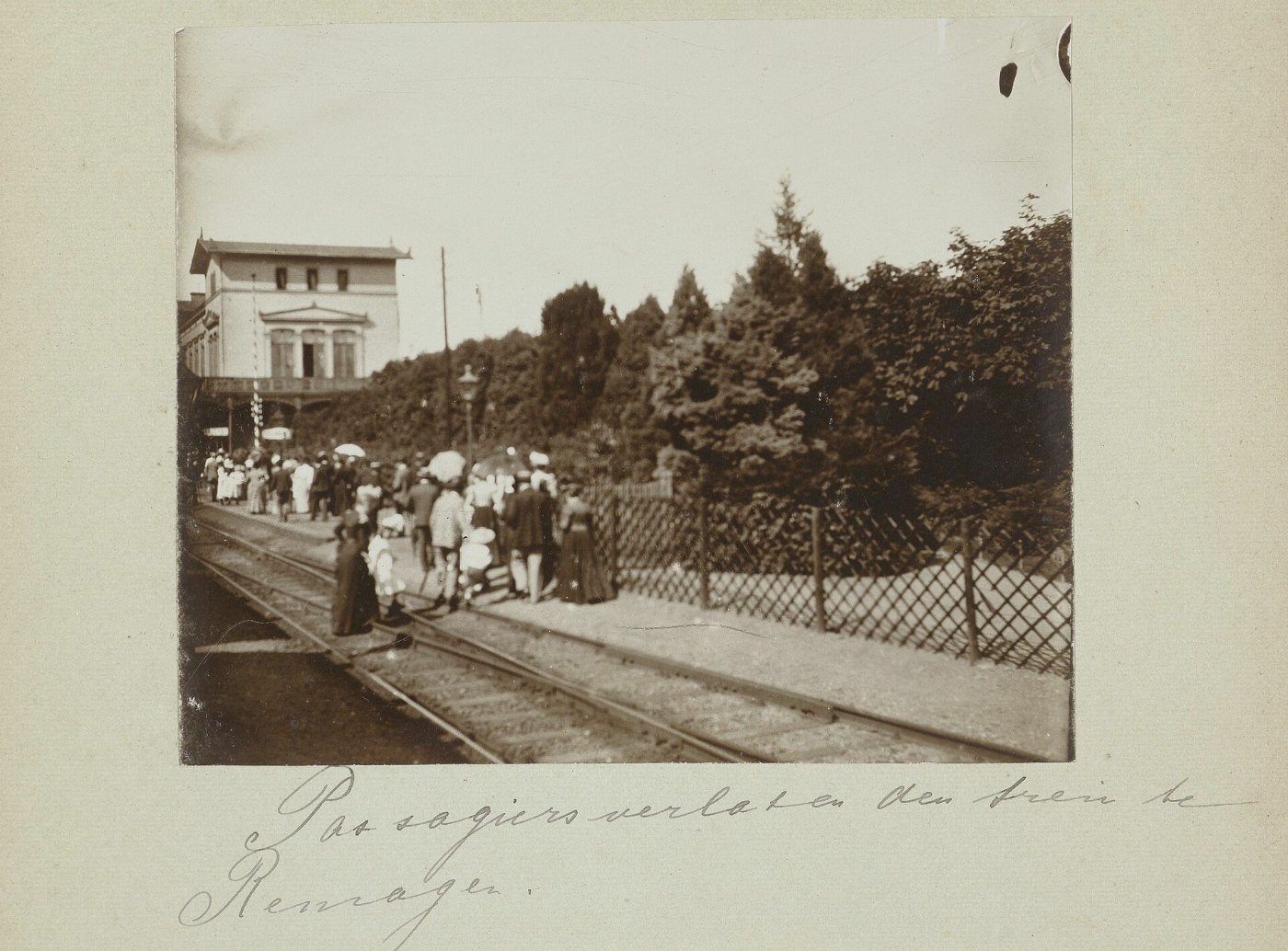 Passagiers verlaten de trein te Remagen, RP F 2004 89 32 R