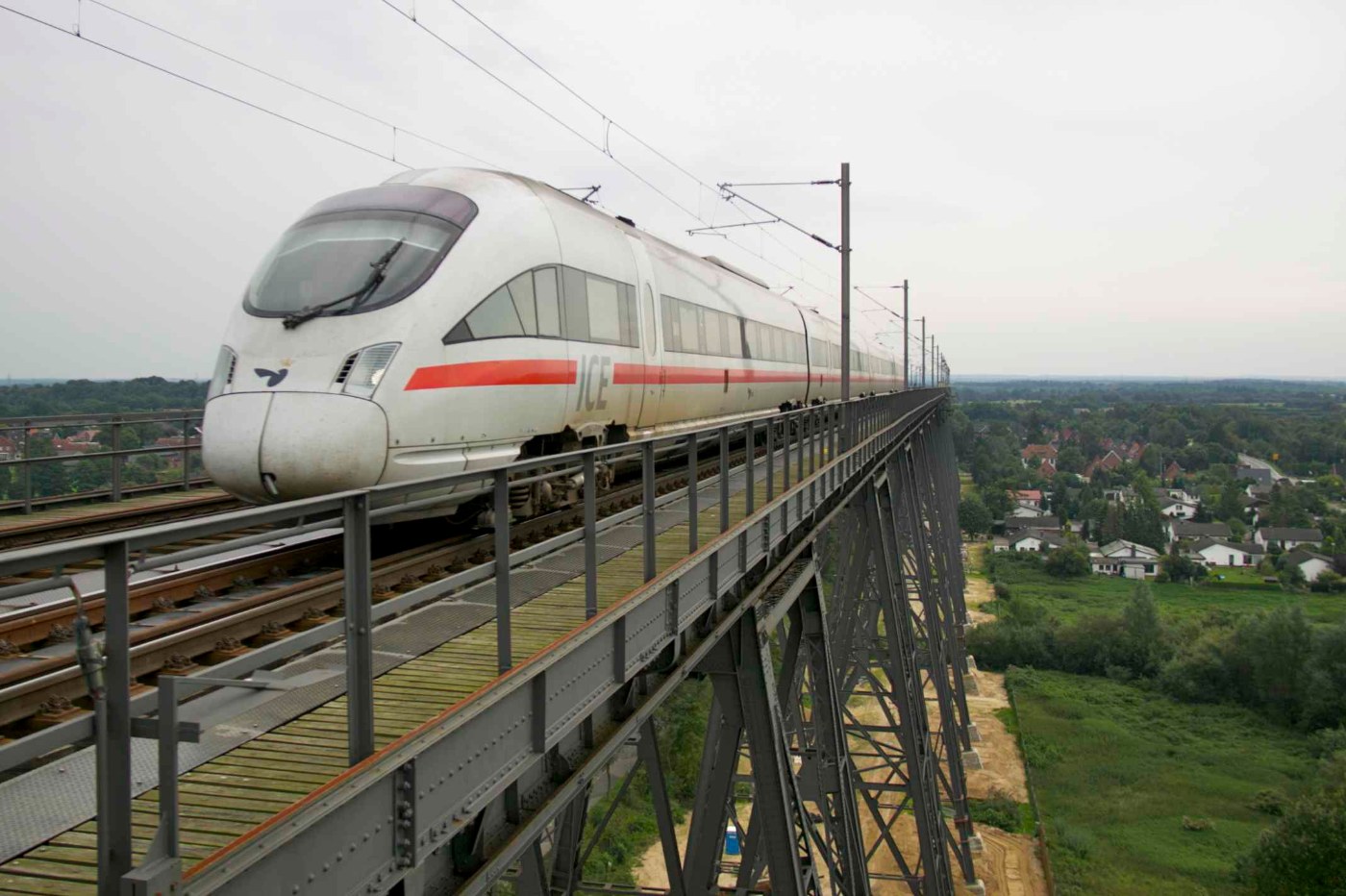 Ein ICE auf der Rendsburger Hochbrücke