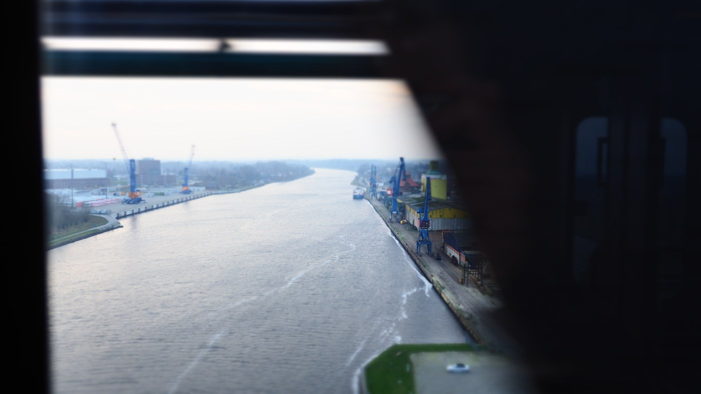 Blick von der Rendsburger Hochbrücke auf den Nord-Ostsee-Kanal