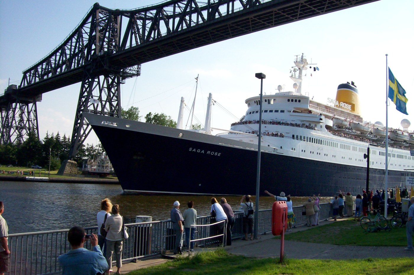 Ein Schiff passiert unter der Rendsburger Hochbrücke