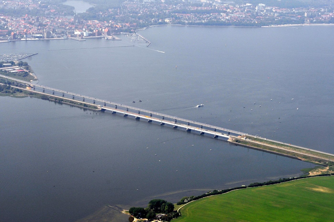 Stralsund, Rügendammbrücke und neue Rügenbrücke über den Strelasund (201