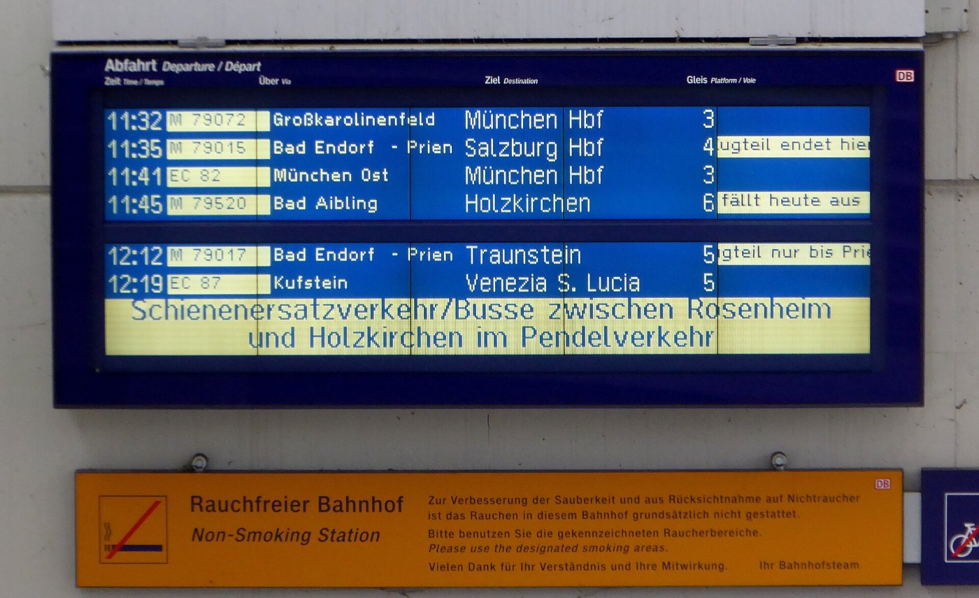 Bahnhof Rosenheim, Abfahrtstafel, Schienenersatz Februar 2016, 1