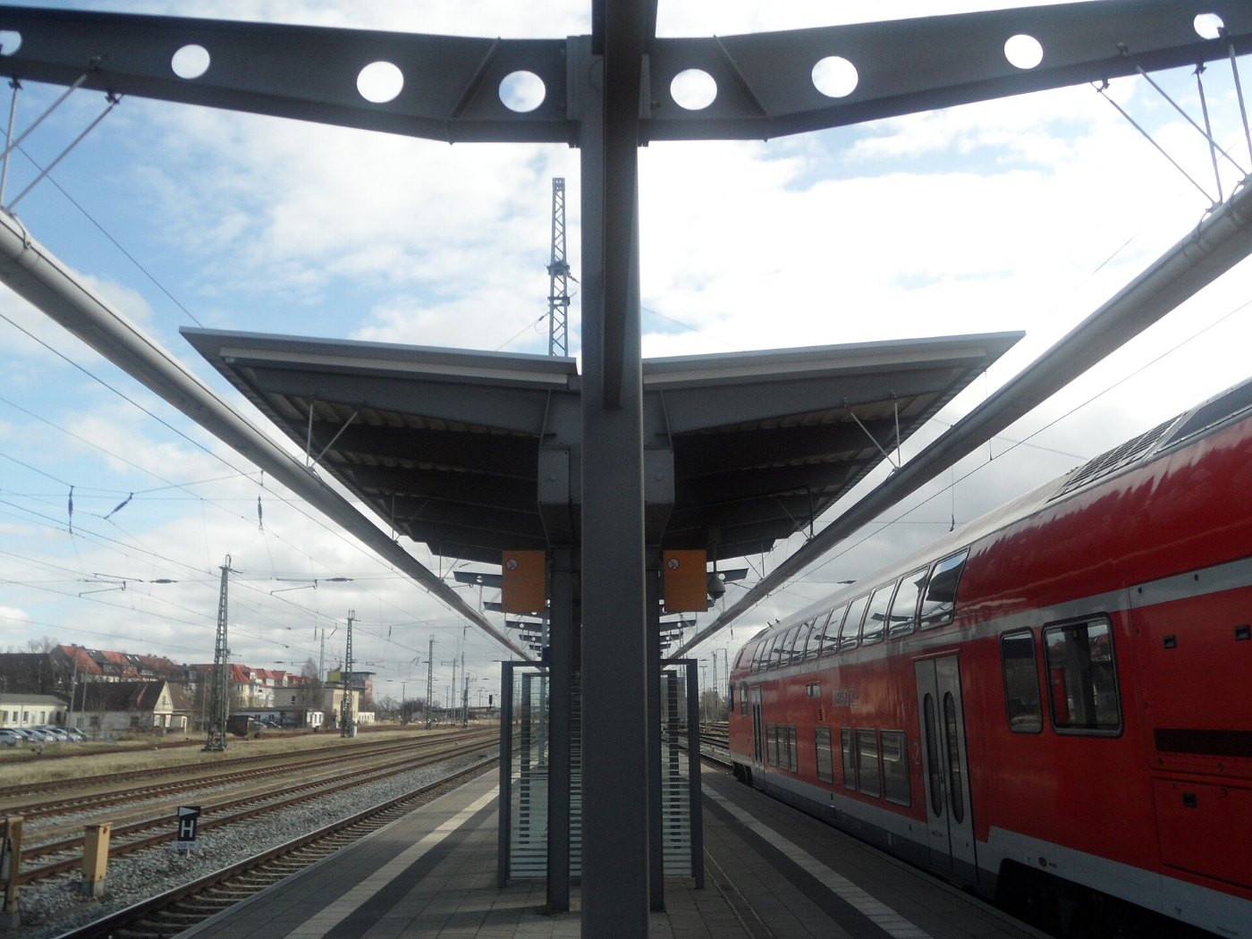 Rostock Hauptbahnhof Bahnsteigdachstützen ohne Dach... ()