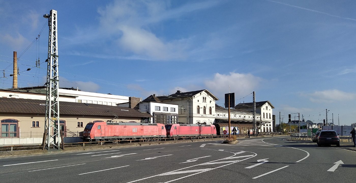 Güterzug durch Bahnhof Rüdesheim