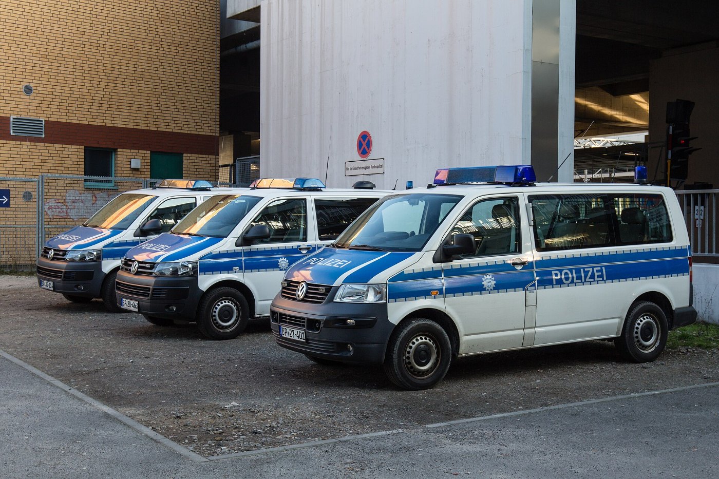 Polizeiwagen am Bahnhof Südkreuz 48