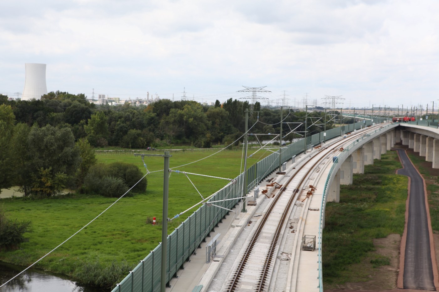 Saale-Elster-Talbrücke über der Aue