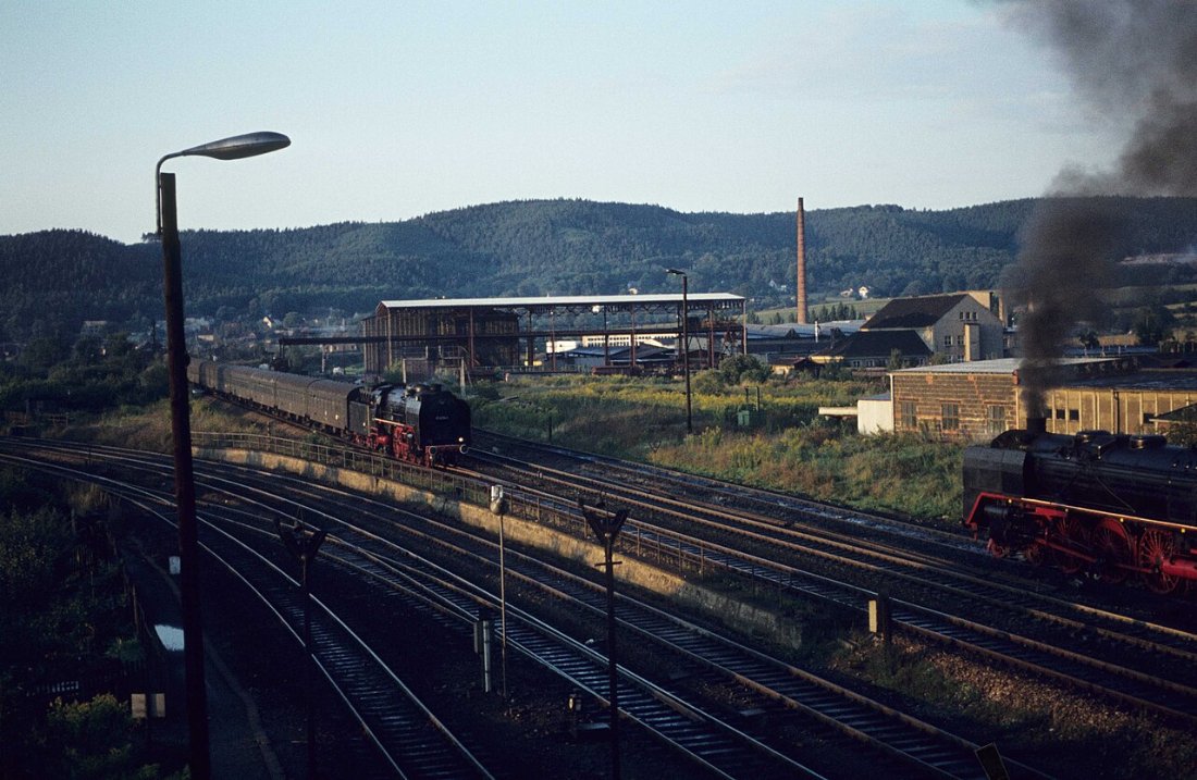 14. Abendzug aus Gera fährt in Saalfeld ein (mit der 01 2204). Deutsche