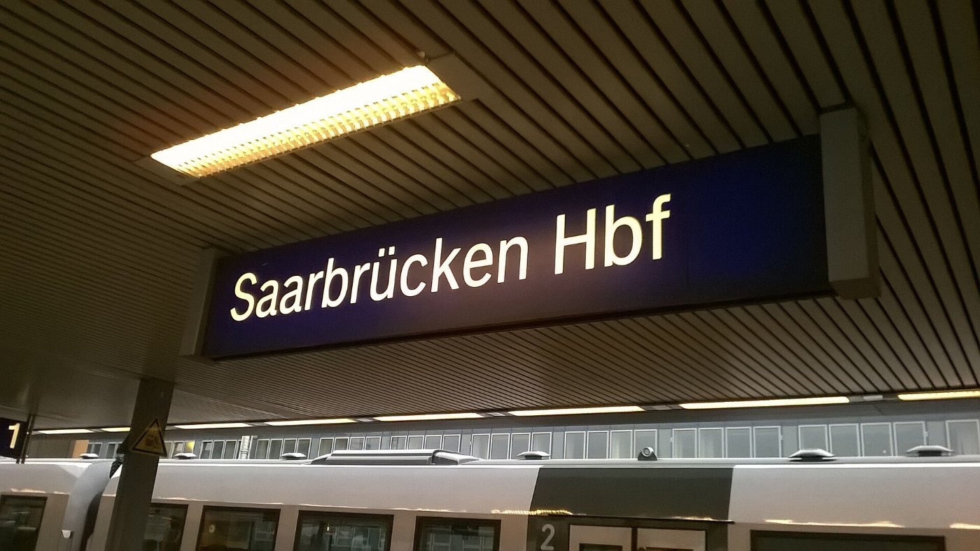 Bahnhofsschild Saarbrücken Hbf
