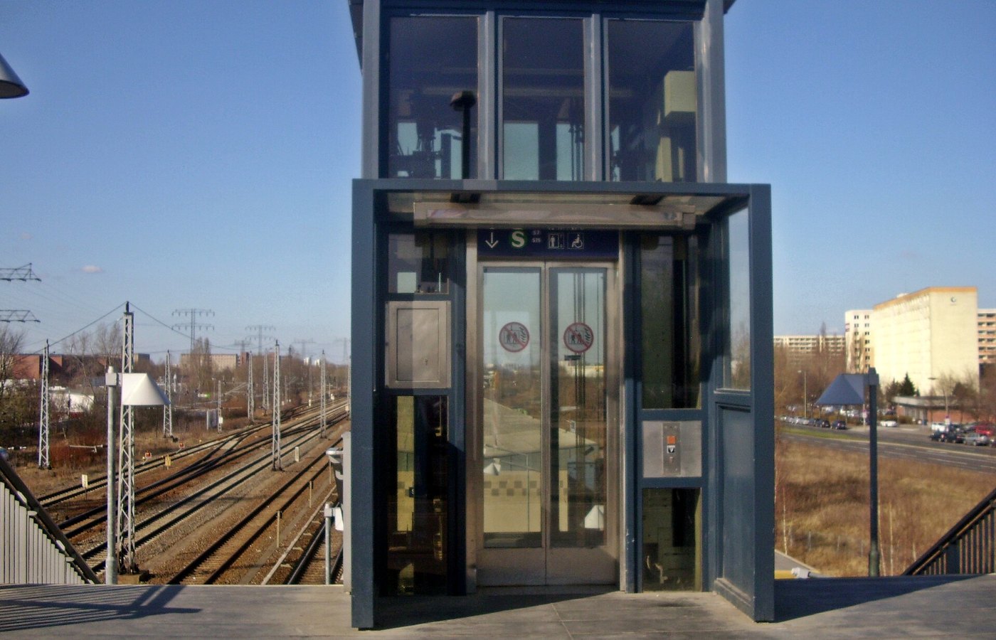 Aufzug am S Bahnhof Springpfuhl
