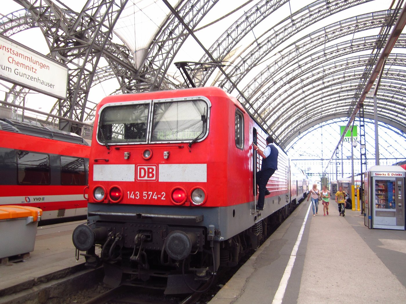 Lokführer steigt aus 143 574 2 im Dresdner Hauptbahnhof DD Hbf