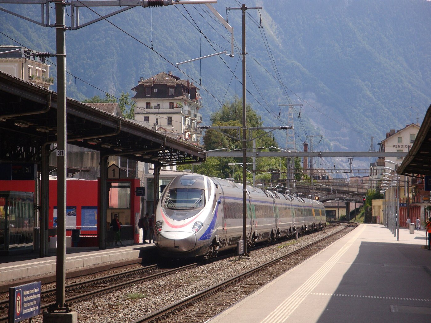Eurocity Abfahrt im Bahnhof Montreux