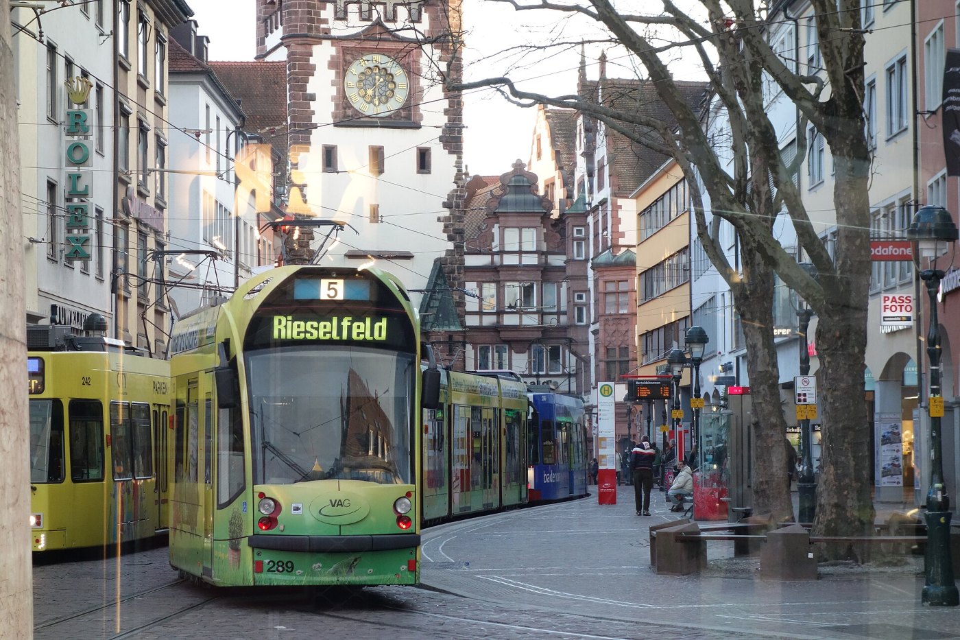 Straßenbahn am Bertoldsbrunnen 2015