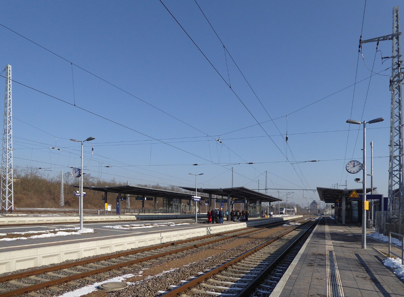2017 02 14 Bahnhof Sangerhausen Bahnsteige aufgerichtet