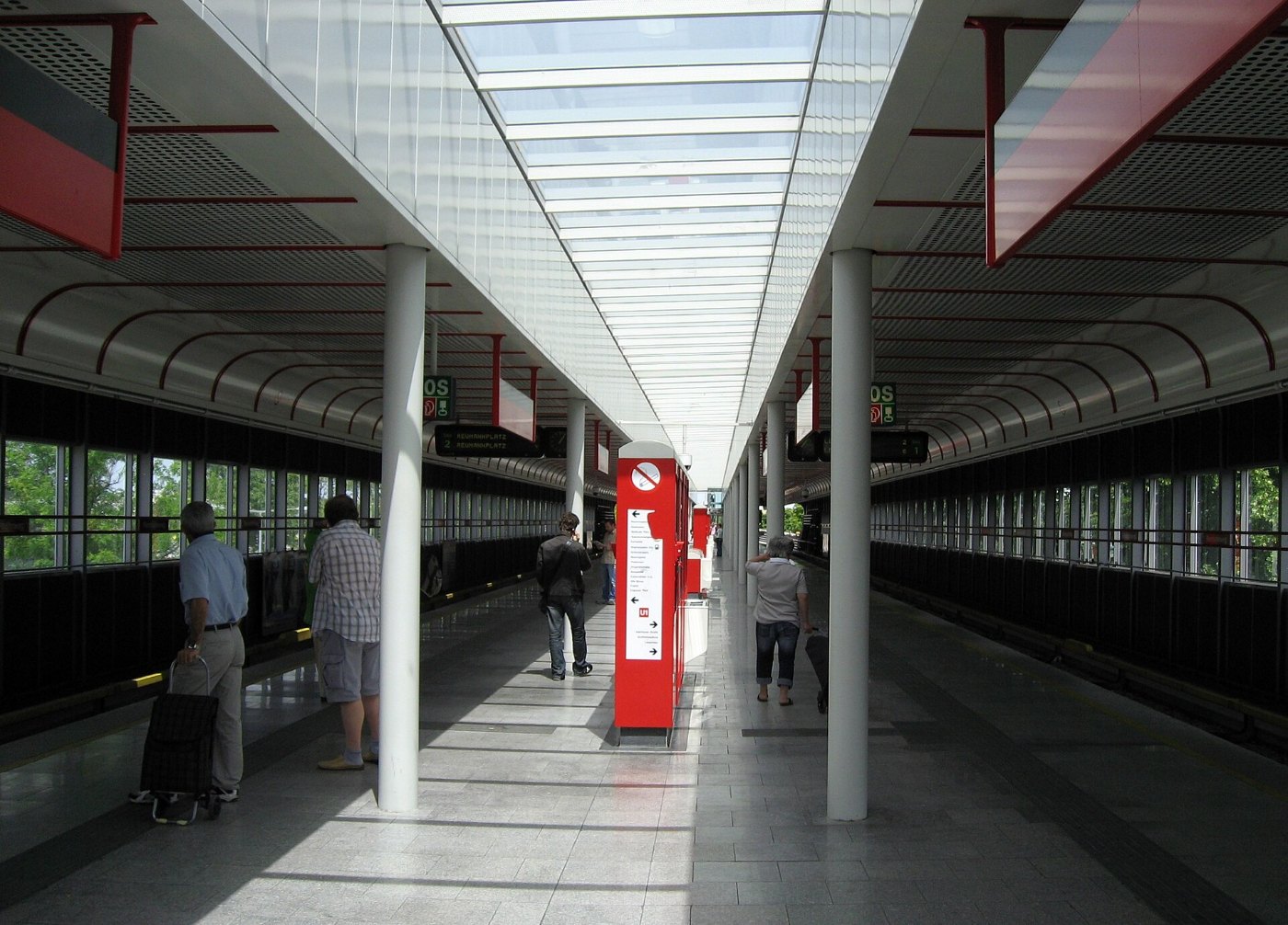 Wien U Bahn Station Rennbahnweg Bahnsteig