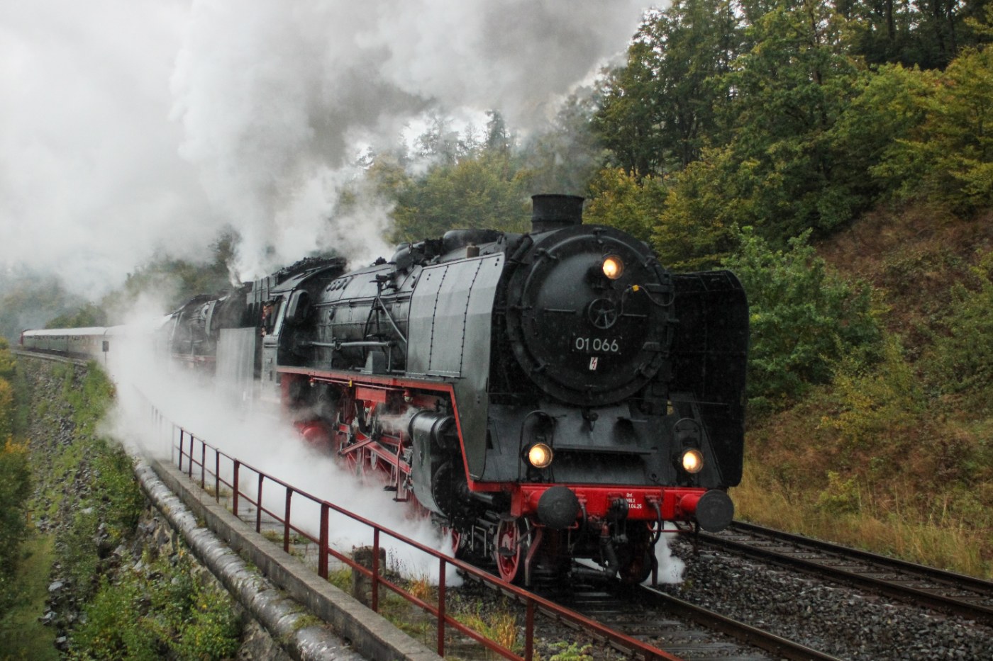 Dampfzug mit zwei Loks auf der Schiefen Ebene