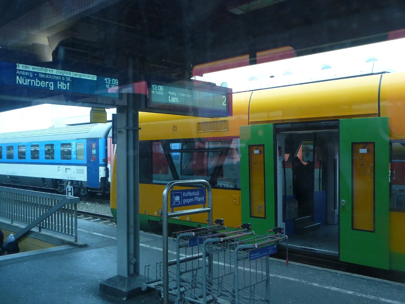 Schwandorf Bahnhof mit Zug