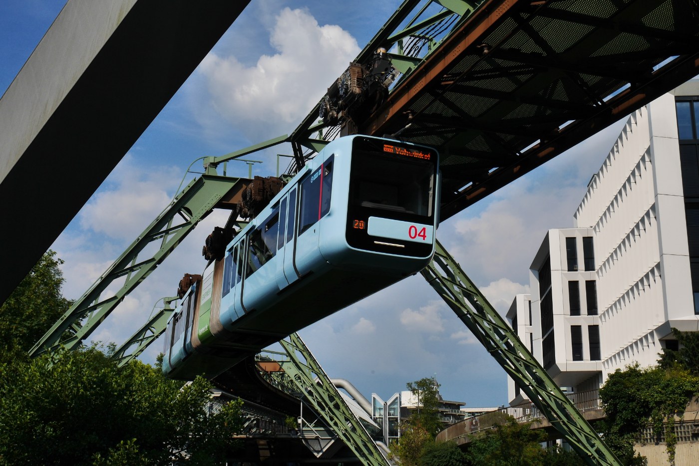 Moderner Zug der Generation 15 der Wuppertaler Schwebebahn