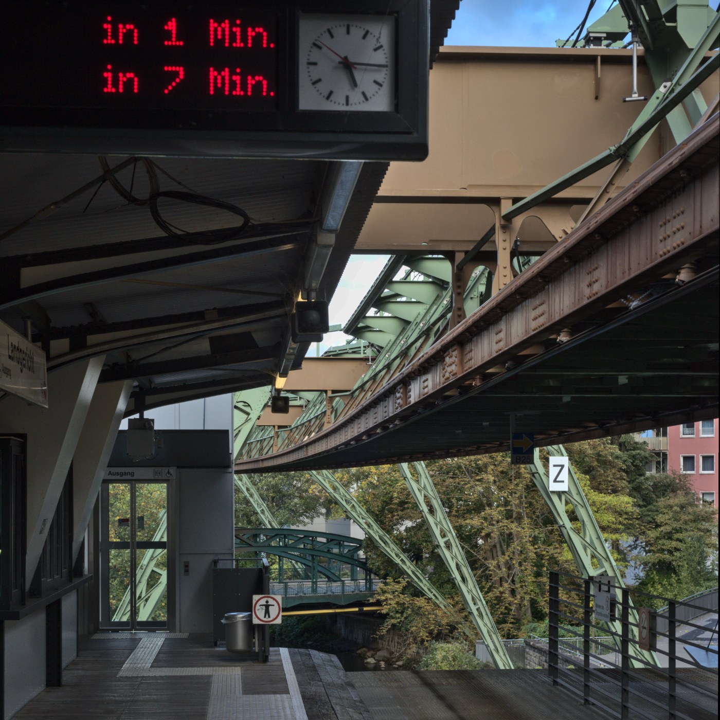 Der Schwebebahnhof Landgericht in Wuppertal