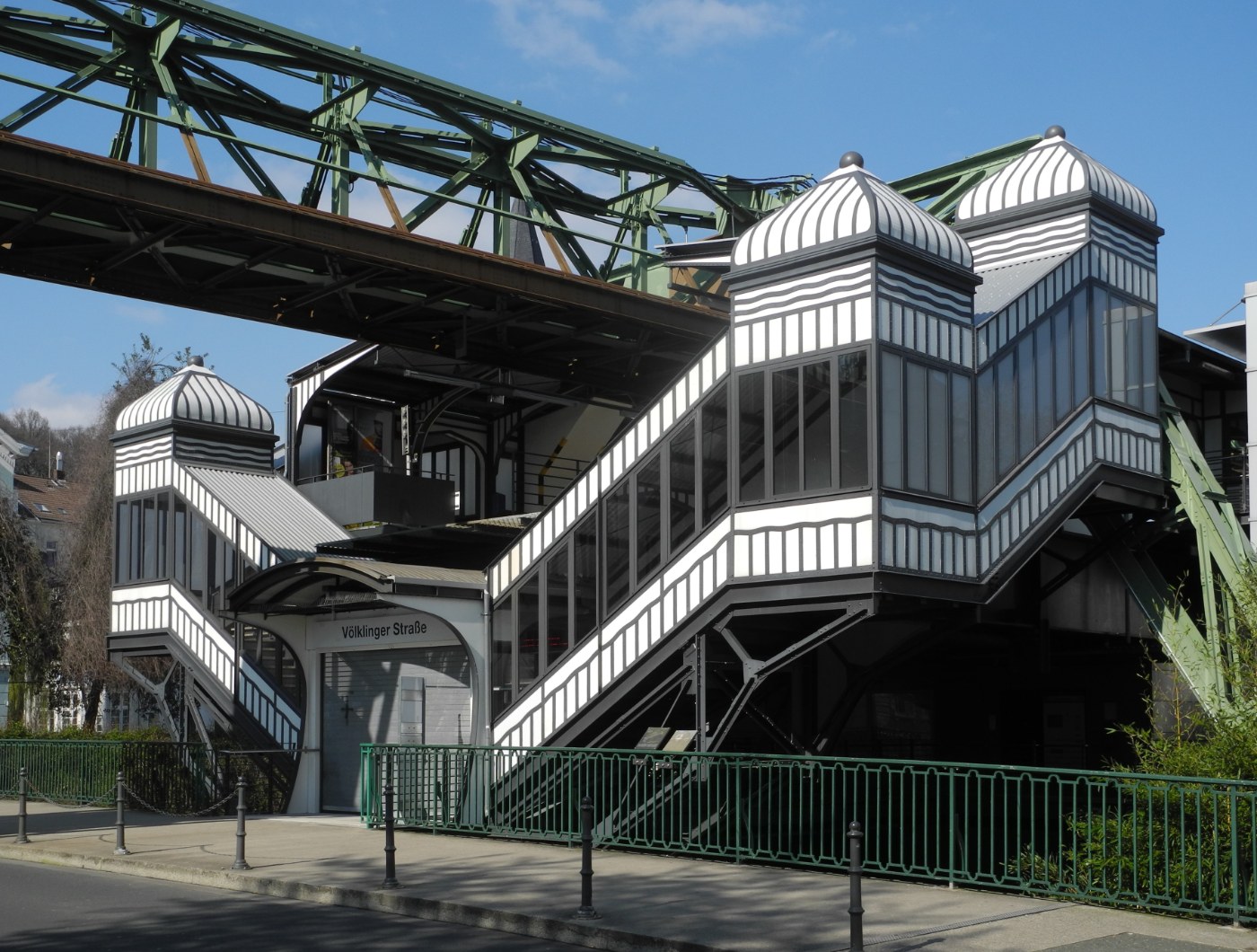 Treppenanlage eines Wuppertaler Schwebebahnhofs