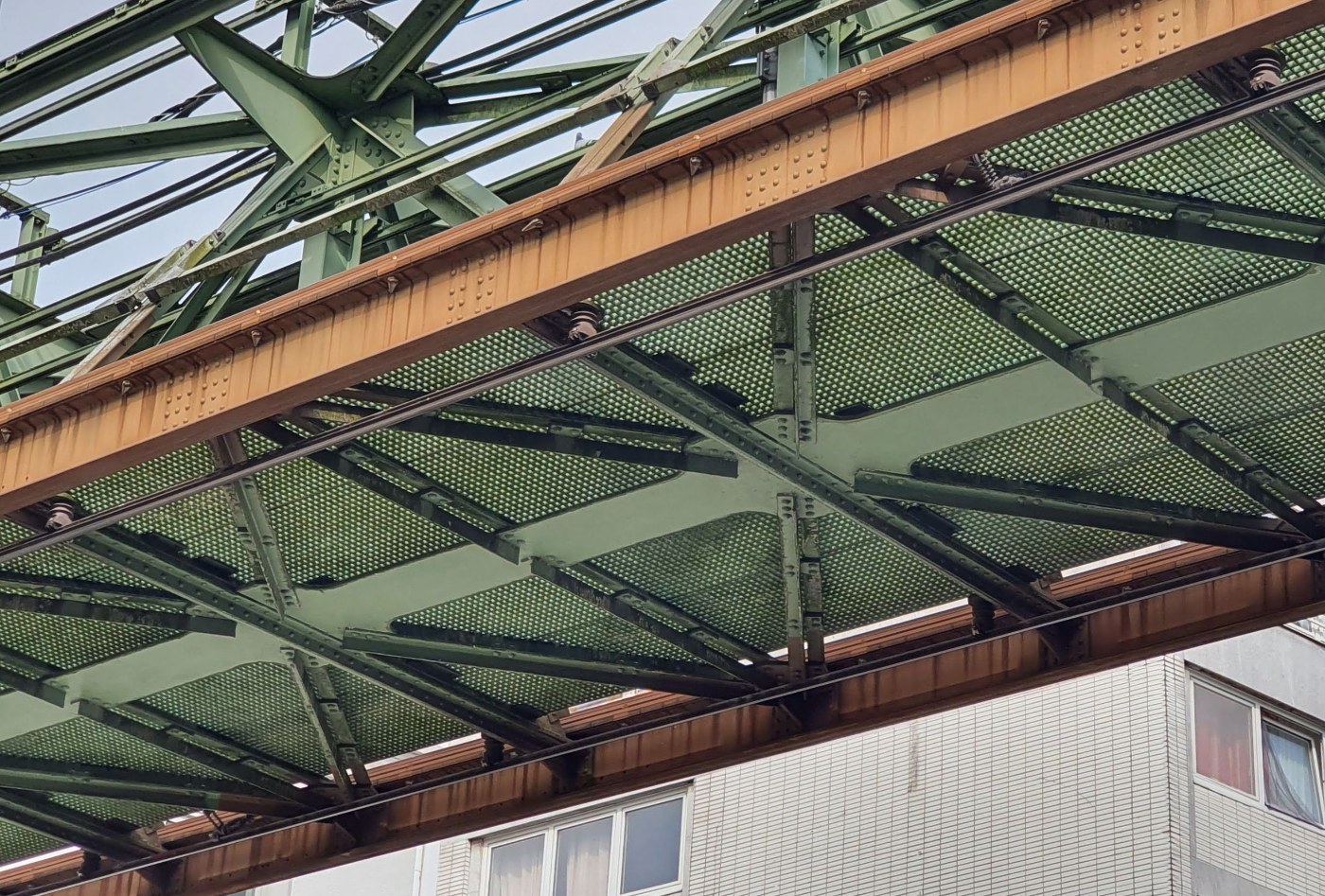 Die Stromschiene der Wuppertaler Schwebebahn