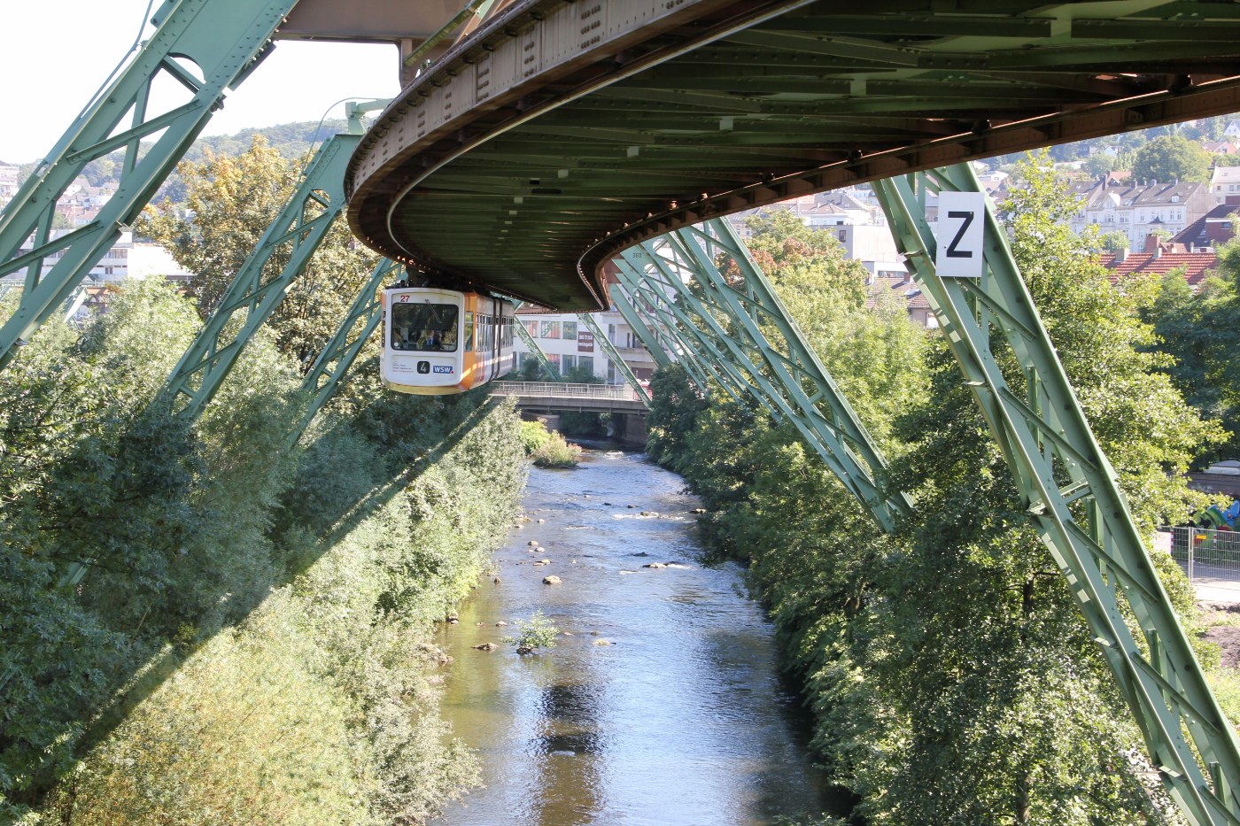 Die Wuppertaler Schwebebahn über der Straße