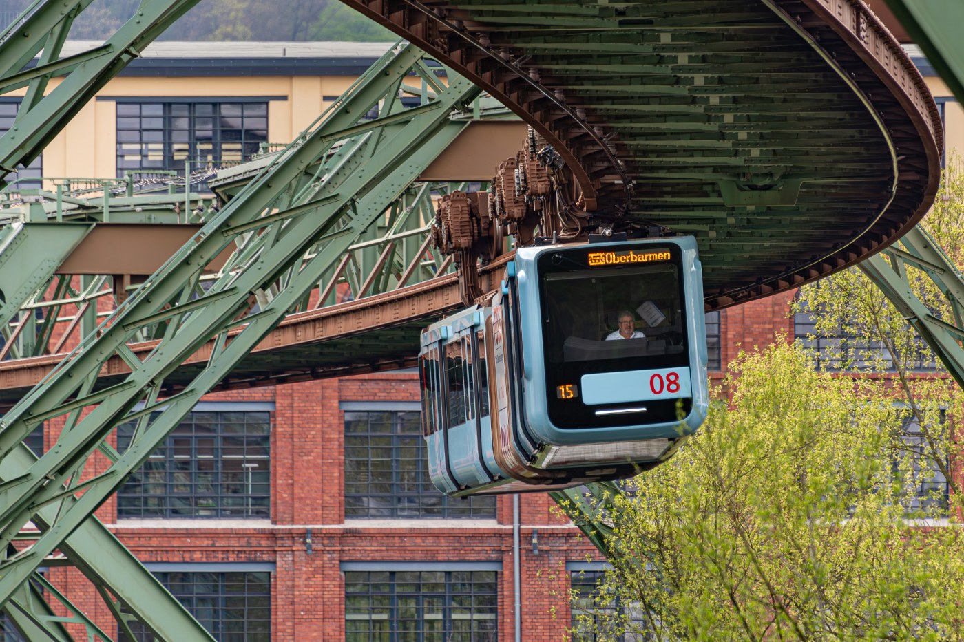 Die Wuppertaler Schwebebahn über dem Fluss