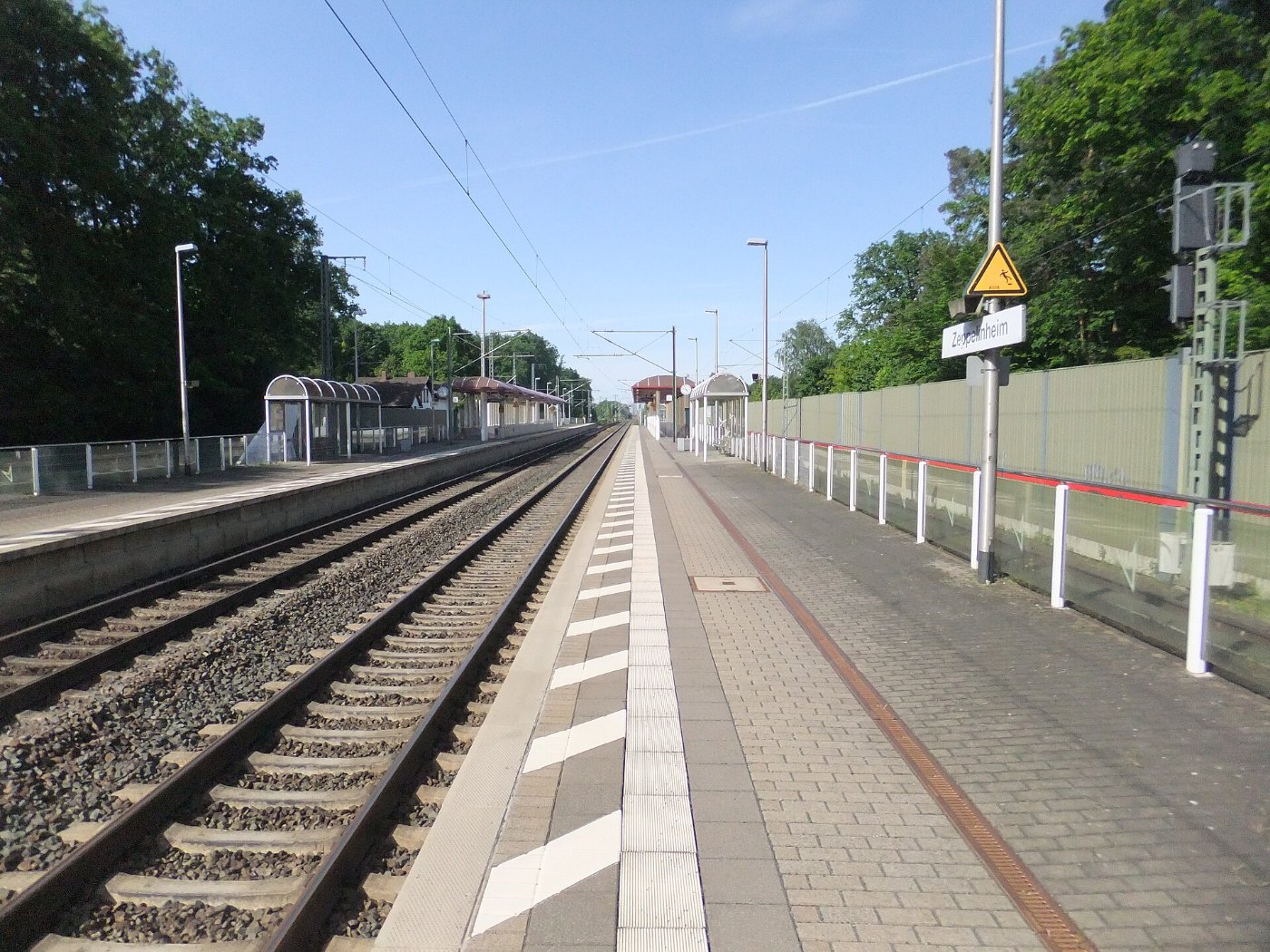 Neu Isenburg Zeppelinheimer Bahnhof auf Bahnsteig zu Gleis 1 Richtung Fr