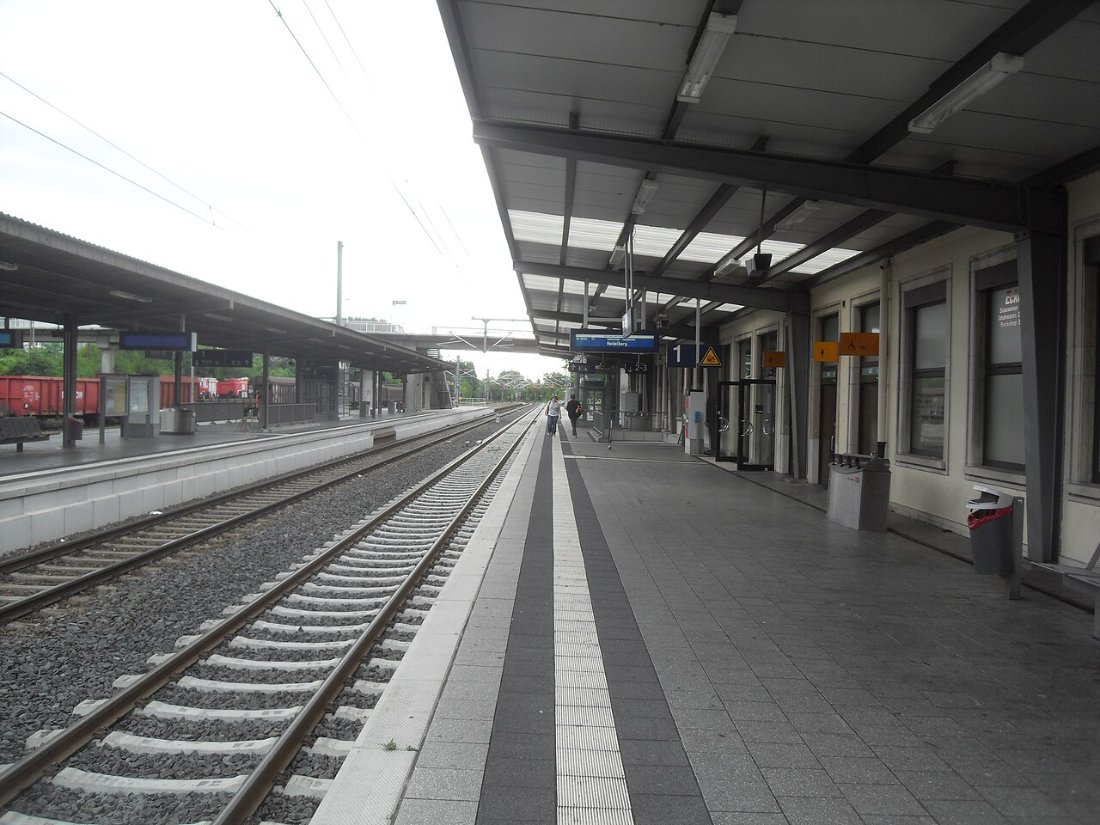 Speyerer Hauptbahnhof auf Bahnsteig zu Gleis 1 Richtung Ludwigshafen am
