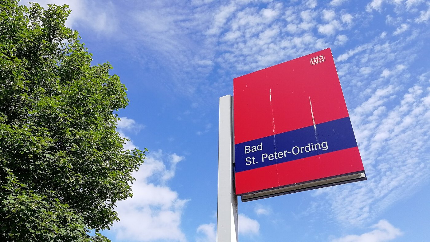 Bahnhofsschild Bad St Peter Ording rot
