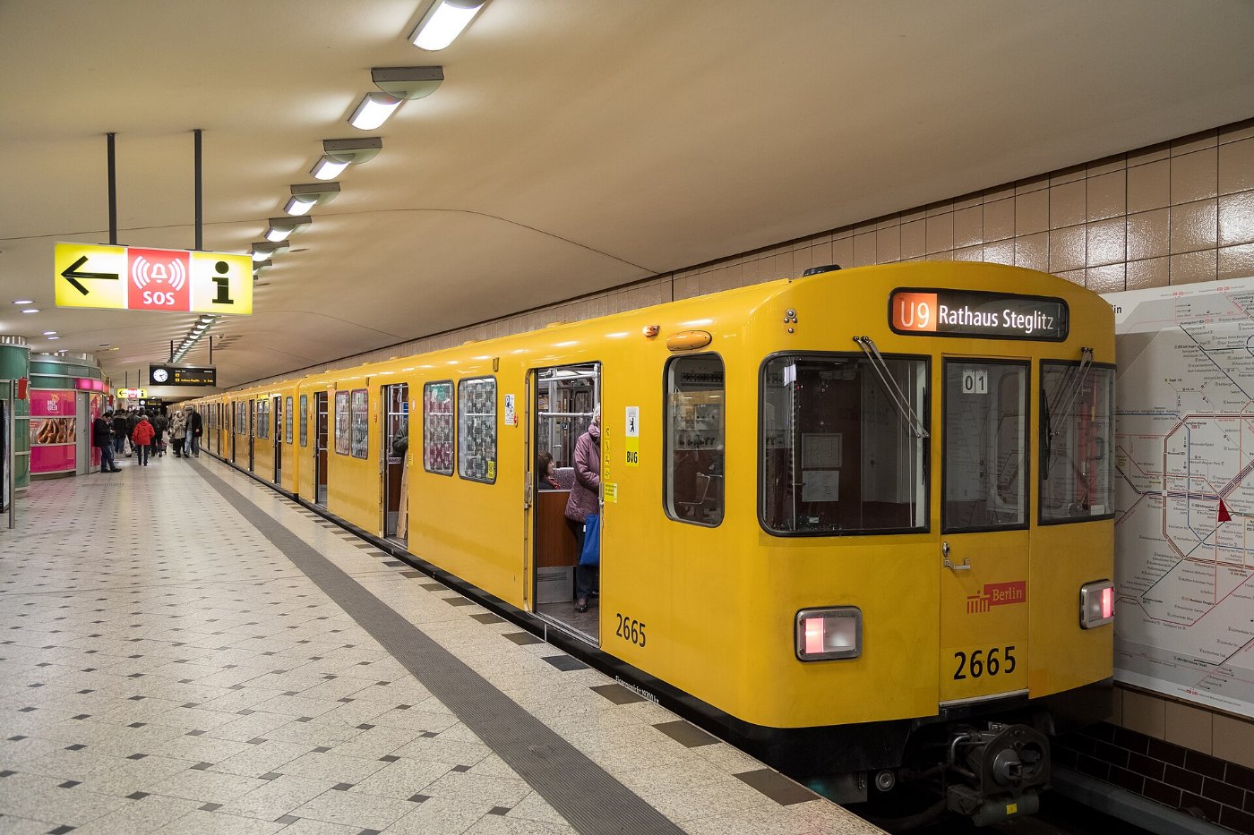 U9 im U Bahnhof Zoologischer Garten