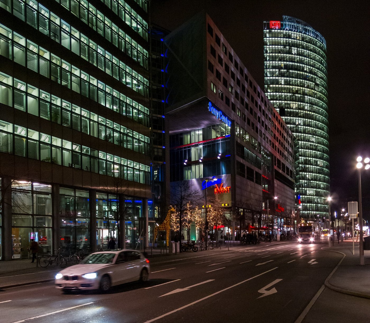 Berlin Potsdamer Straße mit Sony Center und Bahntower (2011)