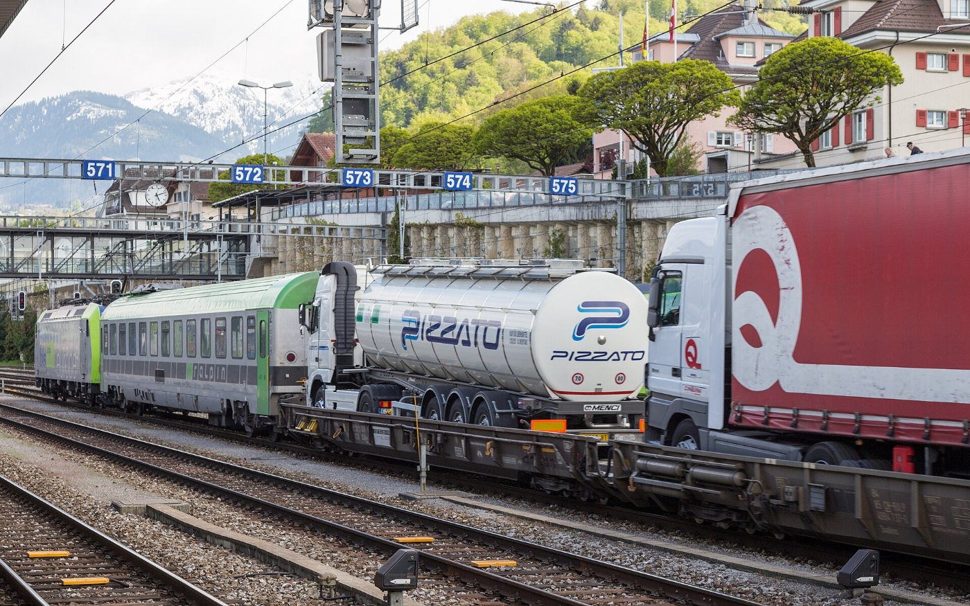 Rollende Landstrasse durch Spiez BE