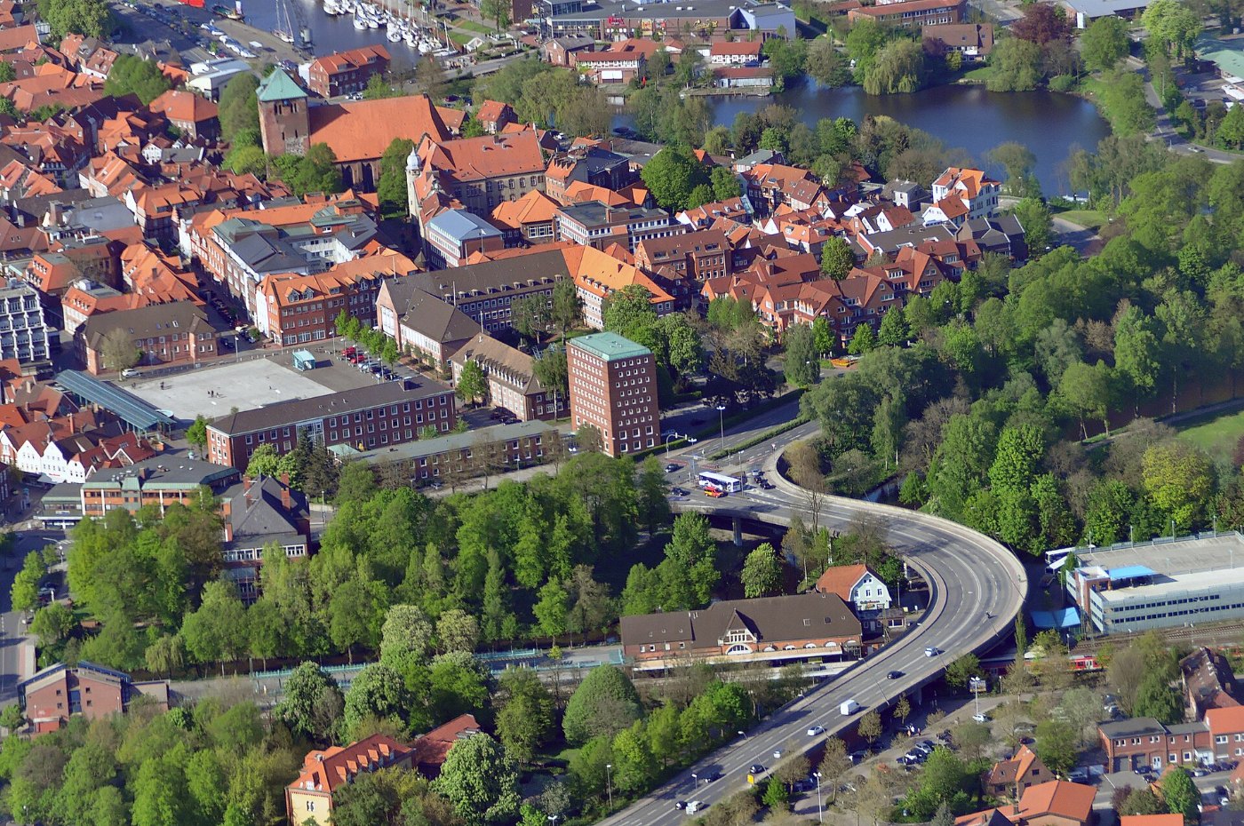 Luftaufnahmen Nordseekueste 2012 St. Wilhadi Bahnhof Hansebrücke Stade b