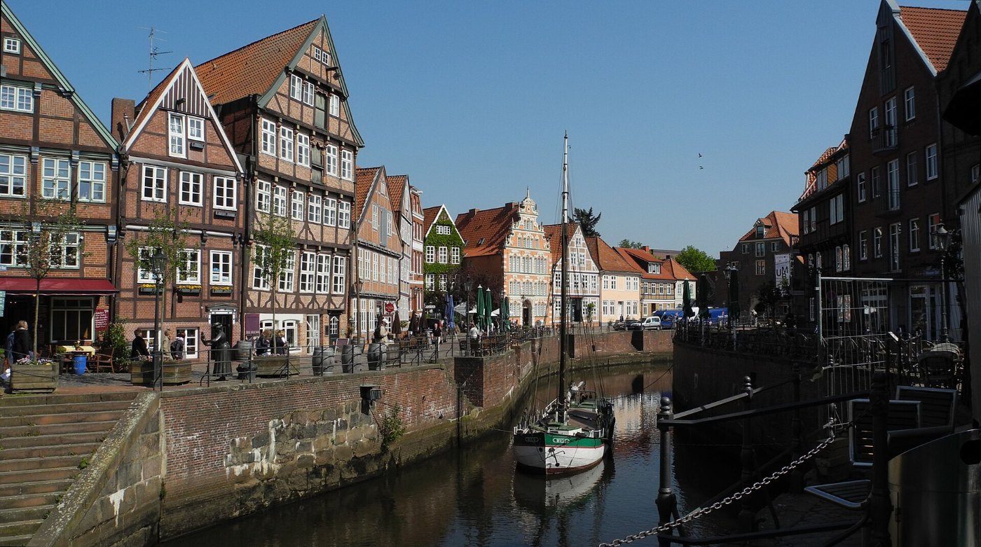 Stade Fachwerkhäuser am Hansehafen, Schiff Willi