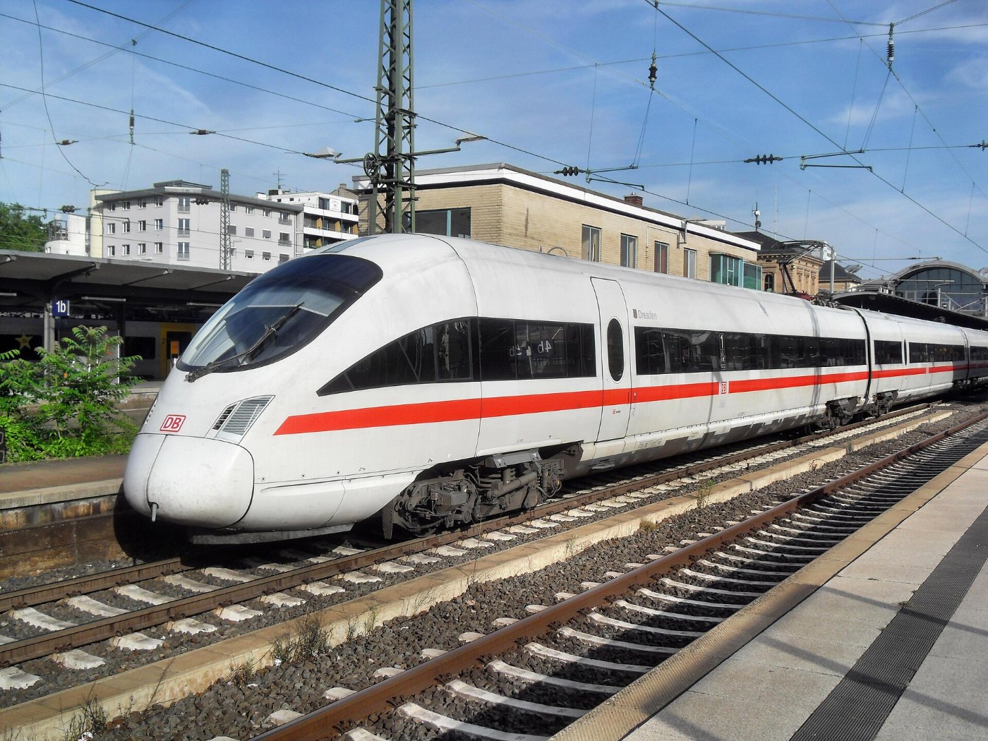 Mainzer Hauptbahnhof auf Bahnsteig zu Gleis 4 Richtung Worms (Hochsteg)