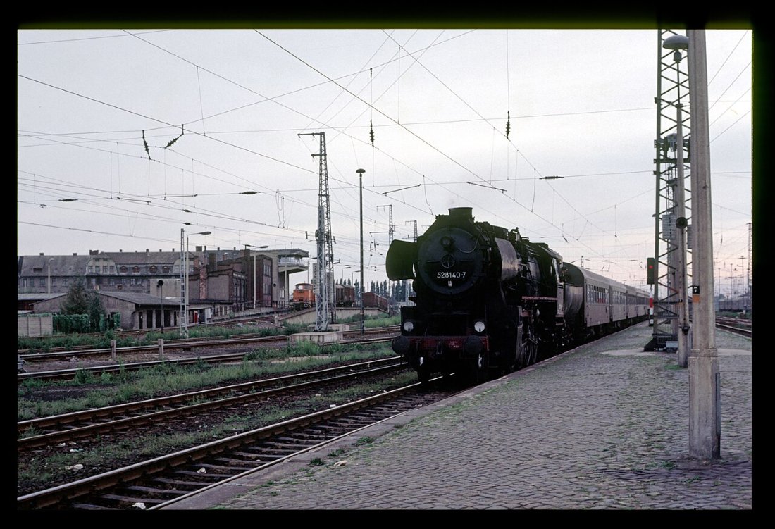 DR 52 8140 fährt mit einem Abendzug im Bhf Stendal ein. Deutsche Reichsb
