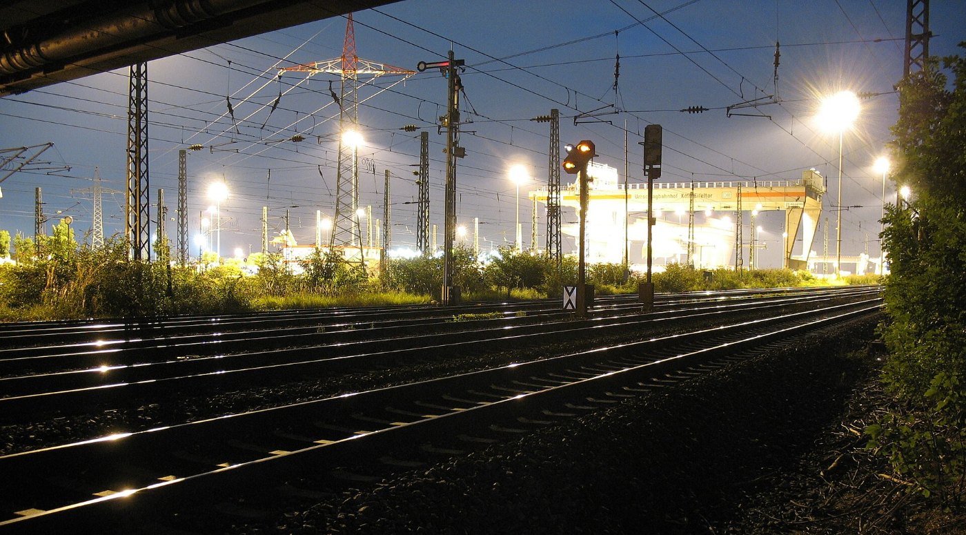 Bahnhof Köln Eifeltor bei Nacht mit Formsignal