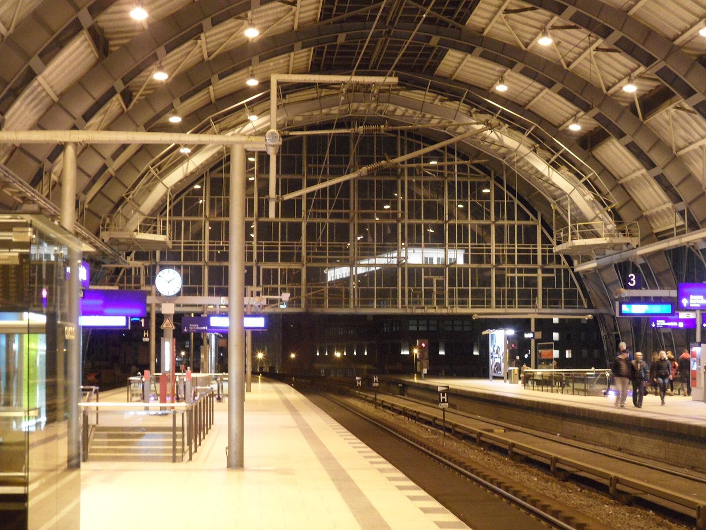 Bahnhof Berlin Alexanderplatz bei Nacht ()