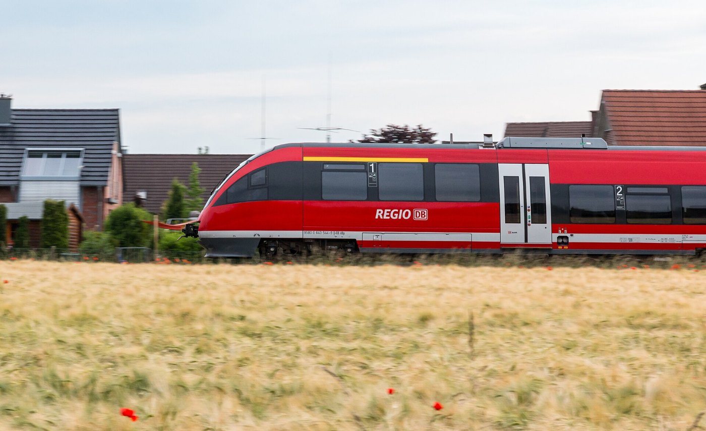 Dülmen, Zug auf der Strecke Dortmund Enschede 2015 6647