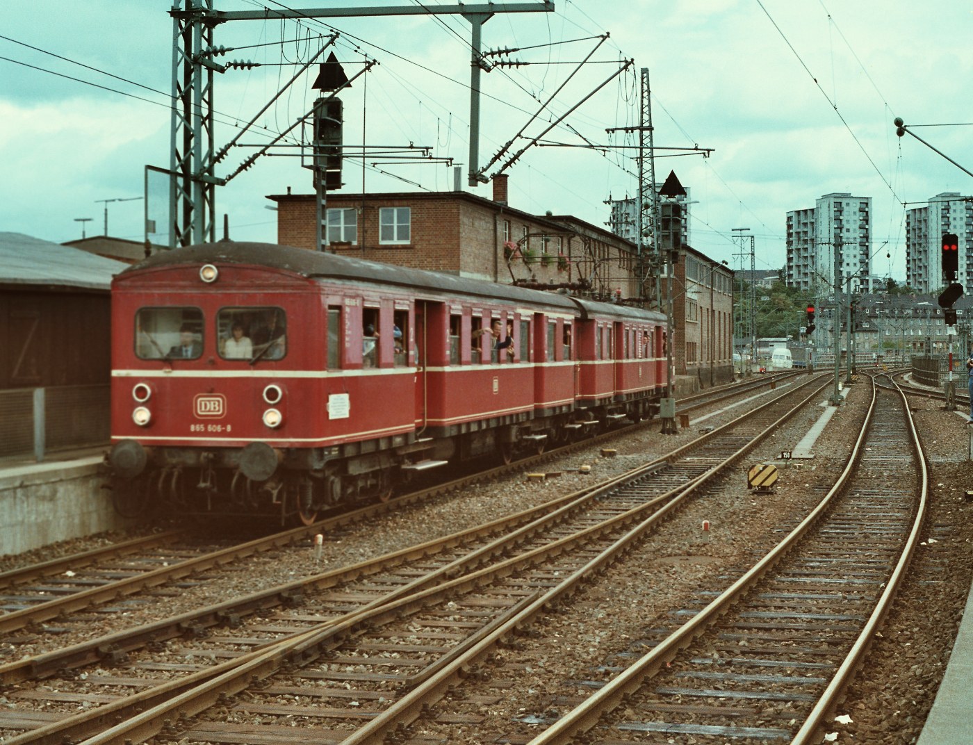 Historische Lok in der Halle des Stuttgarter Hauptbahnhofs