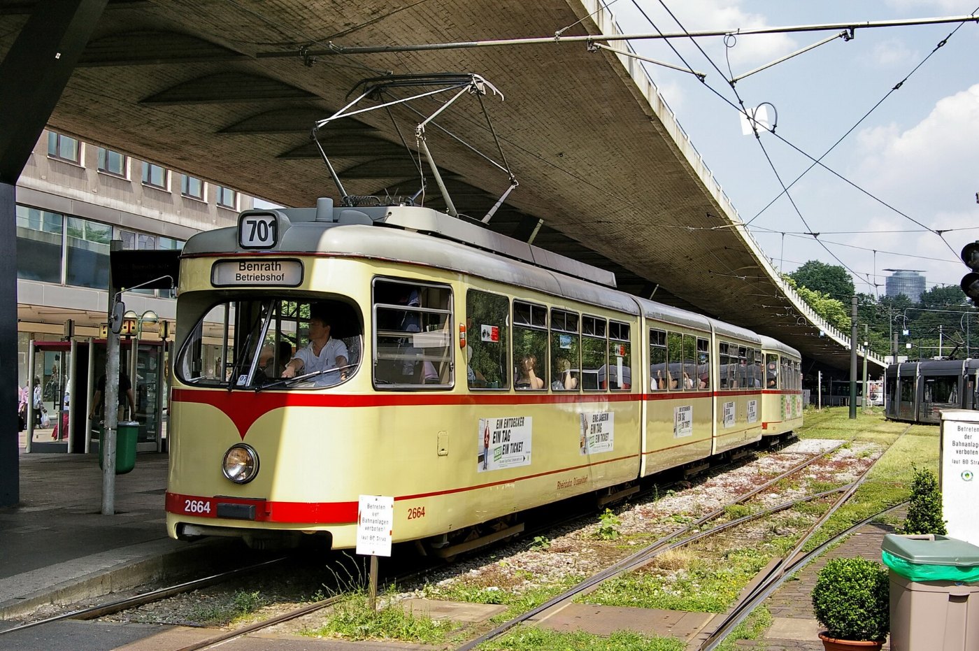 Straßenbahn unter Tausendfüßler in Düsseldorf