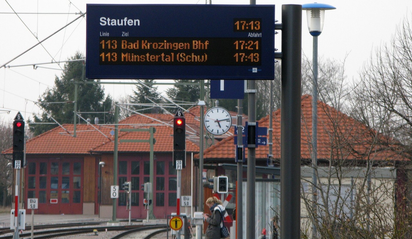 Anzeigetafel am Bahnhof Staufen