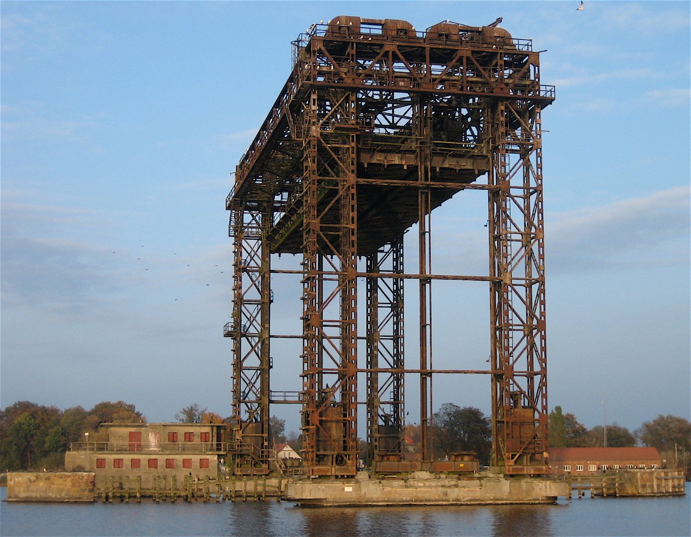 Karnin, Lift bridge