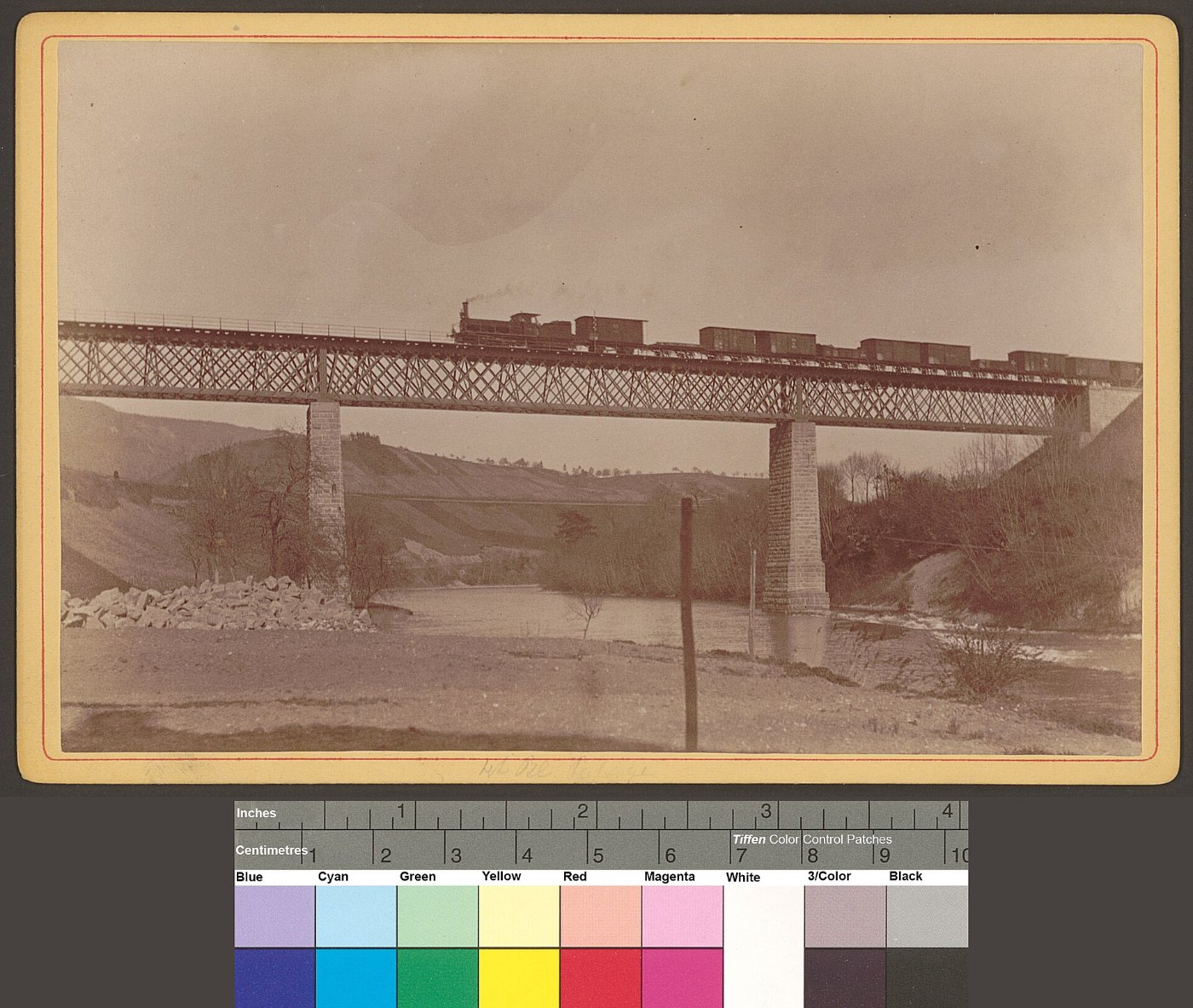 Zentralbibliothek Zürich Wettingerbrücke mit Güterzug