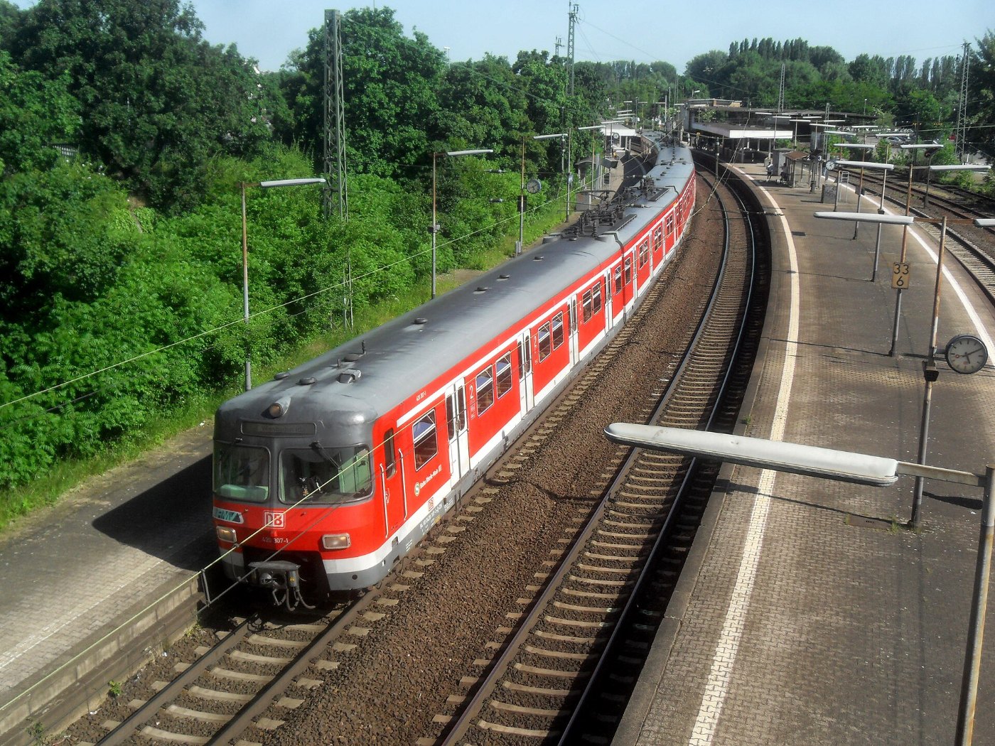 Mainz Kastel Bahnhof auf Brücke der Bundesstraße 40 Richtung Frankfurt a